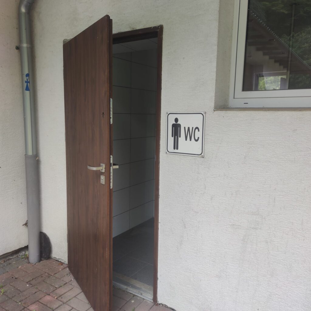 Wejście do toalety dla Panów
